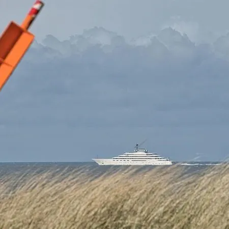 Strand-zeit - Ein Steinwurf Zum *