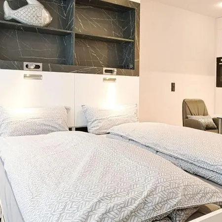 Strand-zeit - Ein Steinwurf Zum *