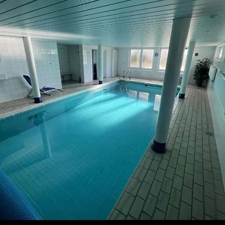 Strand-zeit - Ein Steinwurf Zum